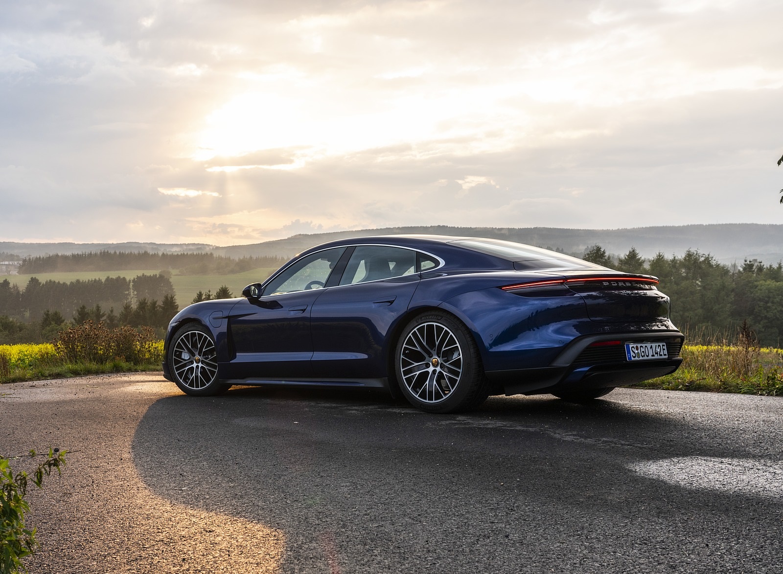 2020 Porsche Taycan Turbo S (Color: Night Blue Metallic) Rear Three-Quarter Wallpapers #70 of 95