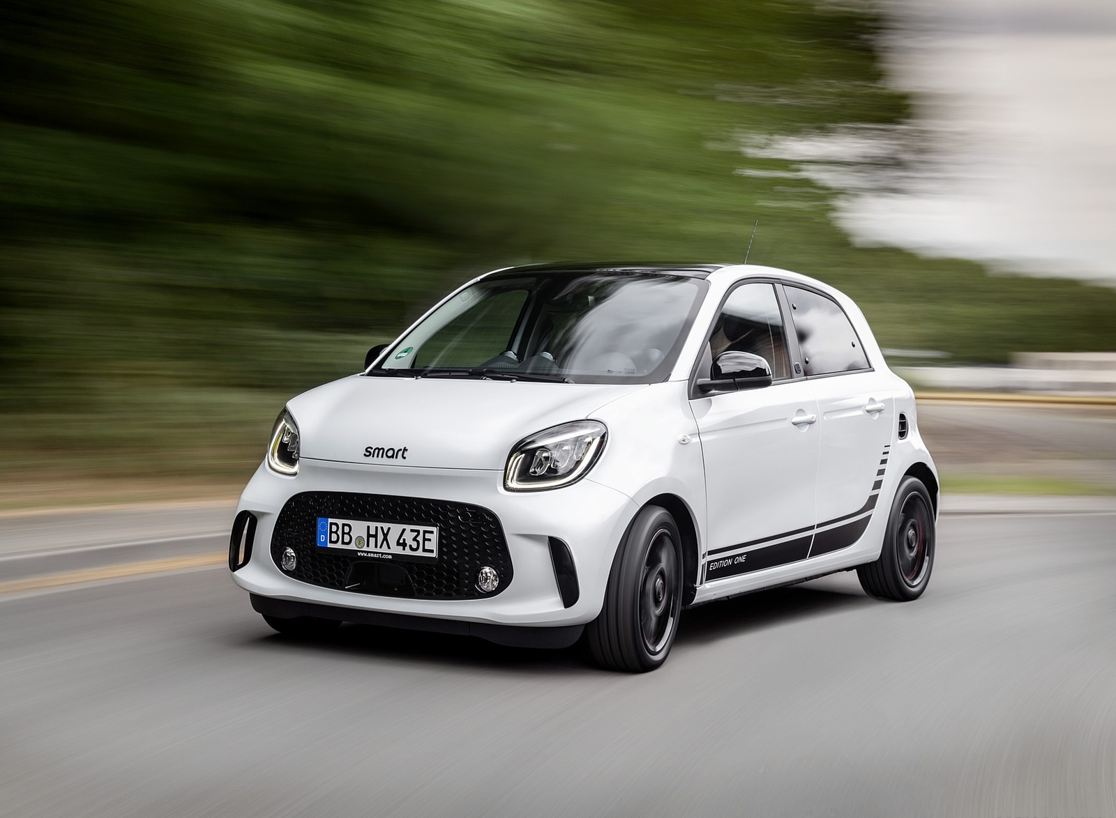 2020 Smart EQ ForFour Front Three-Quarter Wallpapers (1)