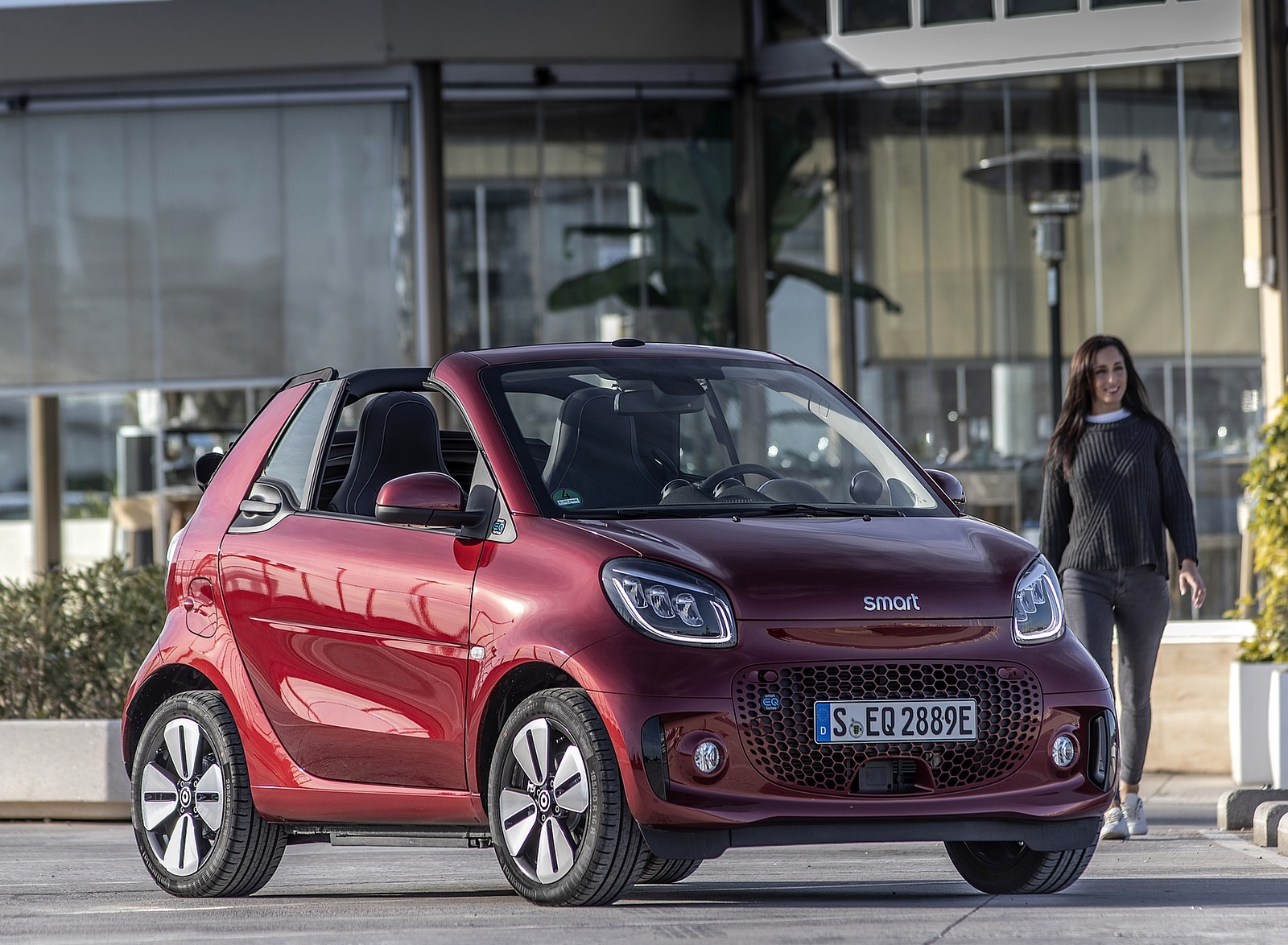 2020 Smart EQ ForTwo Cabrio Prime Line (Color: Carmine Red) Front Three-Quarter Wallpapers #33 of 100