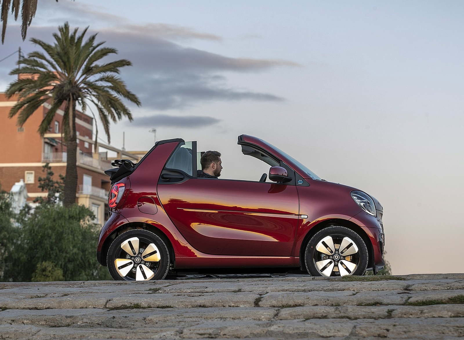 2020 Smart EQ ForTwo Cabrio Prime Line (Color: Carmine Red) Side Wallpapers #40 of 100
