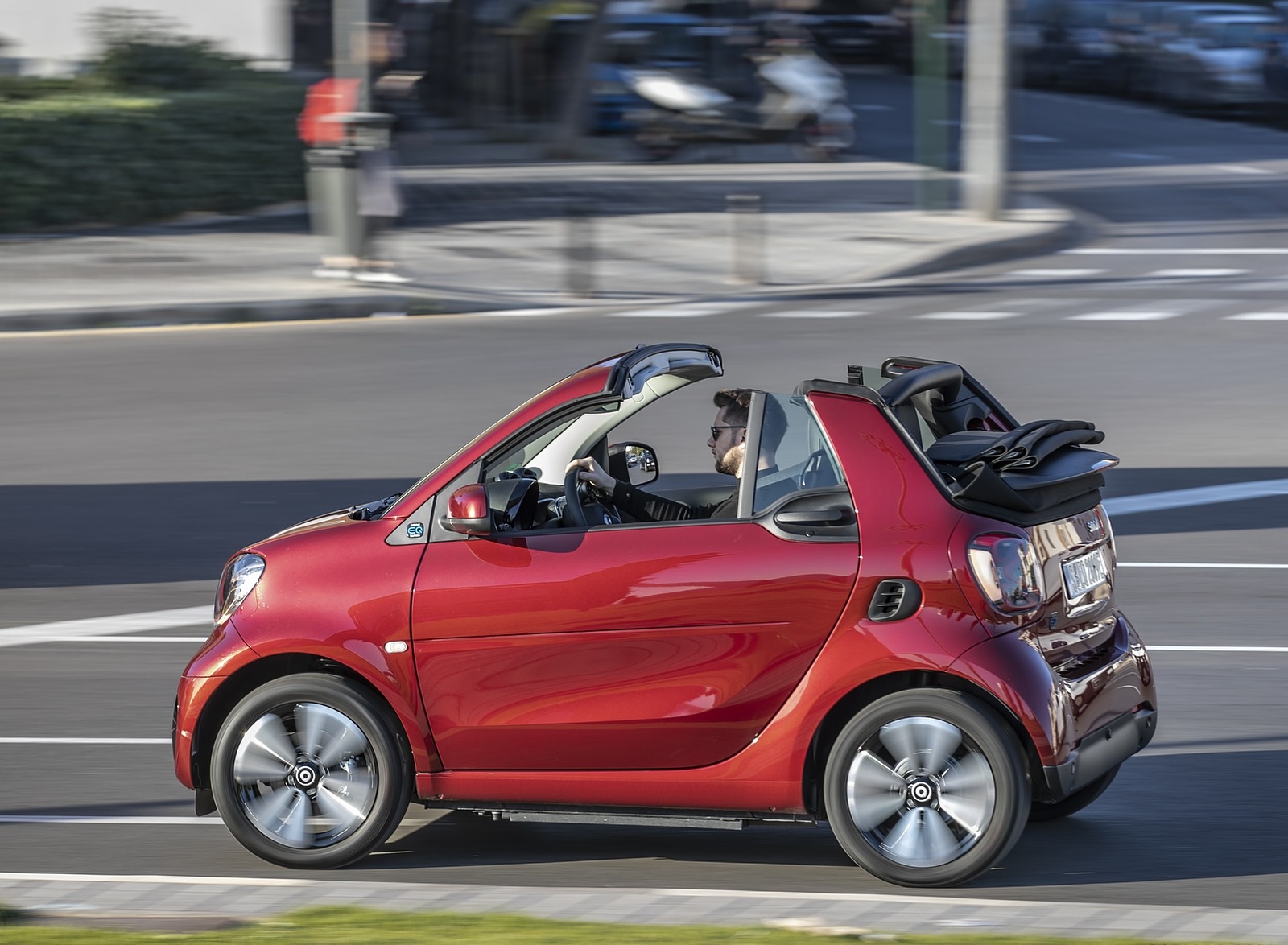 2020 Smart EQ ForTwo Cabrio Prime Line (Color: Carmine Red) Side Wallpapers #19 of 100