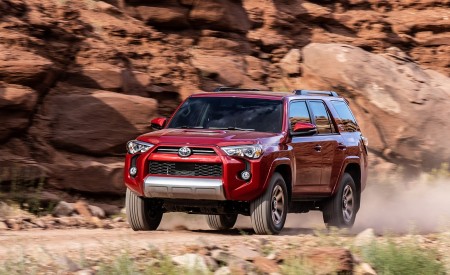 2020 Toyota 4Runner TRD Off-Road Front Three-Quarter Wallpapers 450x275 (14)