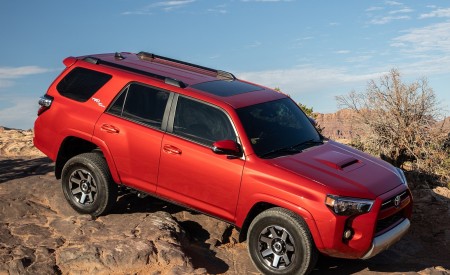 2020 Toyota 4Runner TRD Off-Road Front Three-Quarter Wallpapers 450x275 (15)