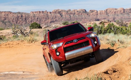 2020 Toyota 4Runner TRD Off-Road Front Wallpapers 450x275 (16)