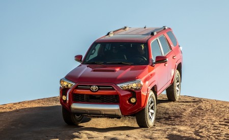 2020 Toyota 4Runner TRD Off-Road Front Wallpapers 450x275 (18)