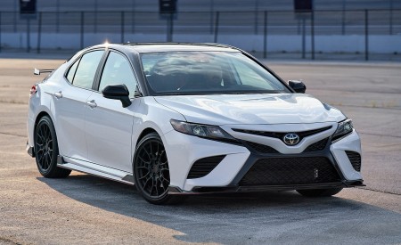 2020 Toyota Camry TRD Front Three-Quarter Wallpapers 450x275 (6)
