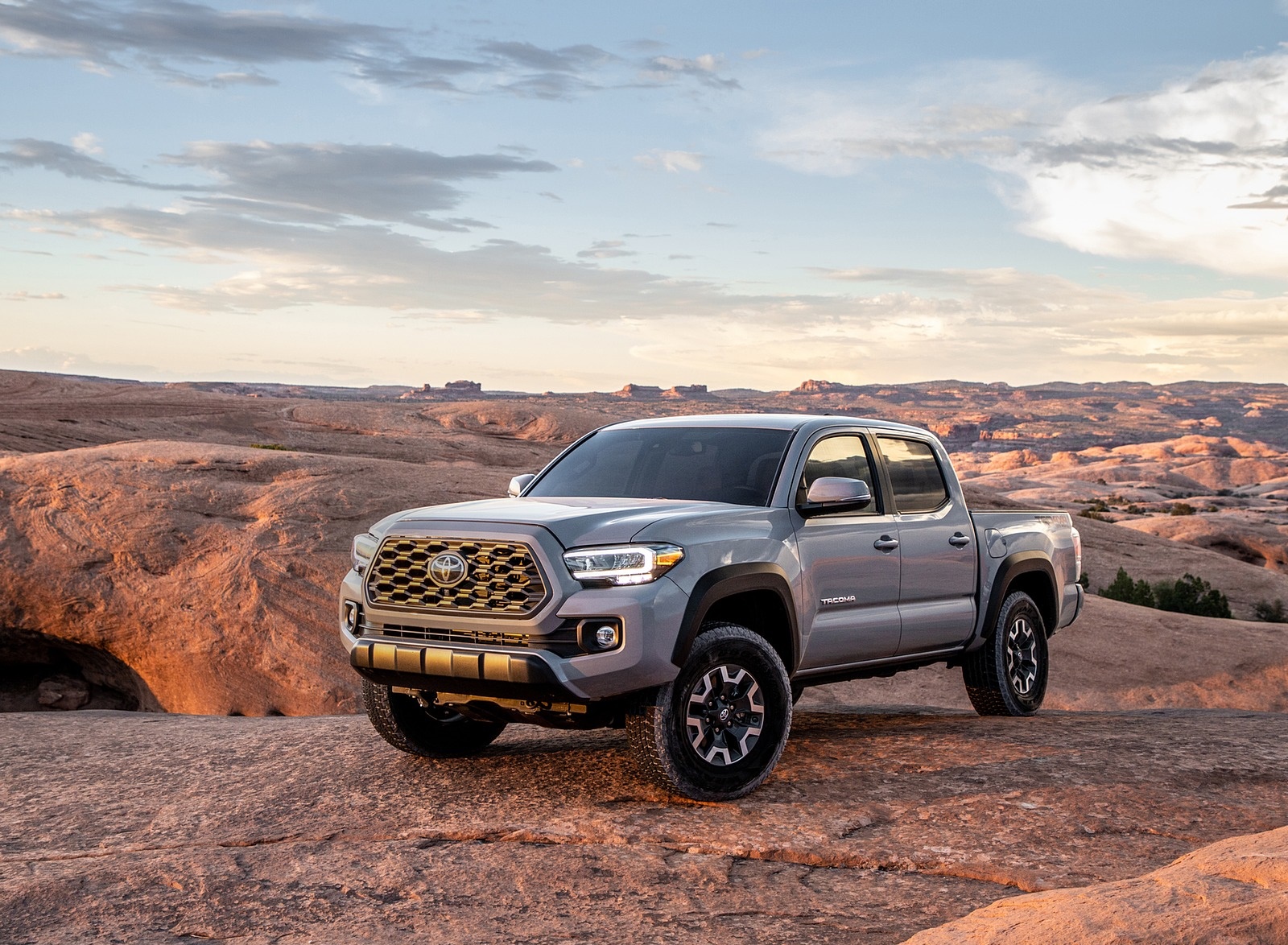 2020 Toyota Tacoma TRD Off-Road (Color: Cement) Front Three-Quarter Wallpapers (7)