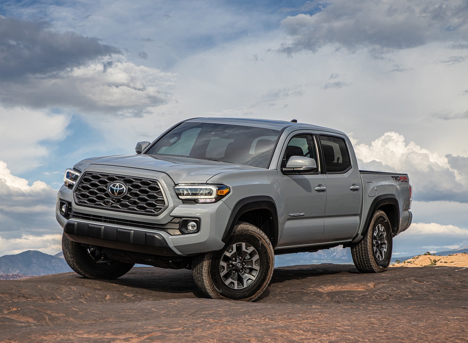 2020 Toyota Tacoma TRD Off-Road (Color: Cement) Front Three-Quarter Wallpapers (10)