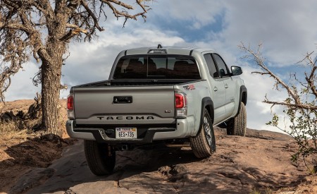 2020 Toyota Tacoma TRD Off-Road (Color: Cement) Rear Wallpapers 450x275 (14)
