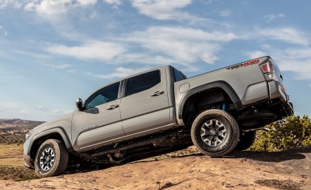 2020 Toyota Tacoma TRD Off-Road (Color: Cement) Side Wallpapers 450x275 (15)