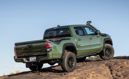 2020 Toyota Tacoma TRD Pro (Color: Army Green) Rear Three-Quarter Wallpapers 450x275 (5)