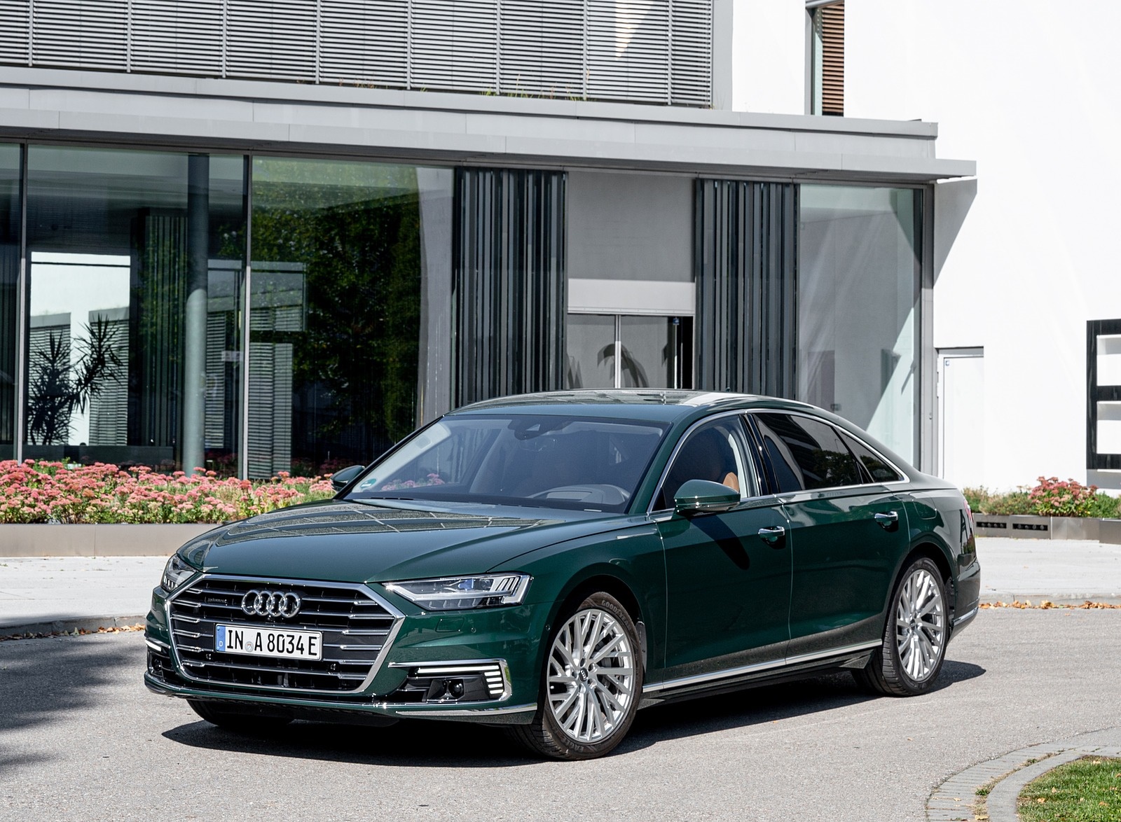 2020 Audi A8 L 60 TFSI e quattro Plug-In Hybrid (Color: Goodwood Green) Front Three-Quarter Wallpapers #27 of 49