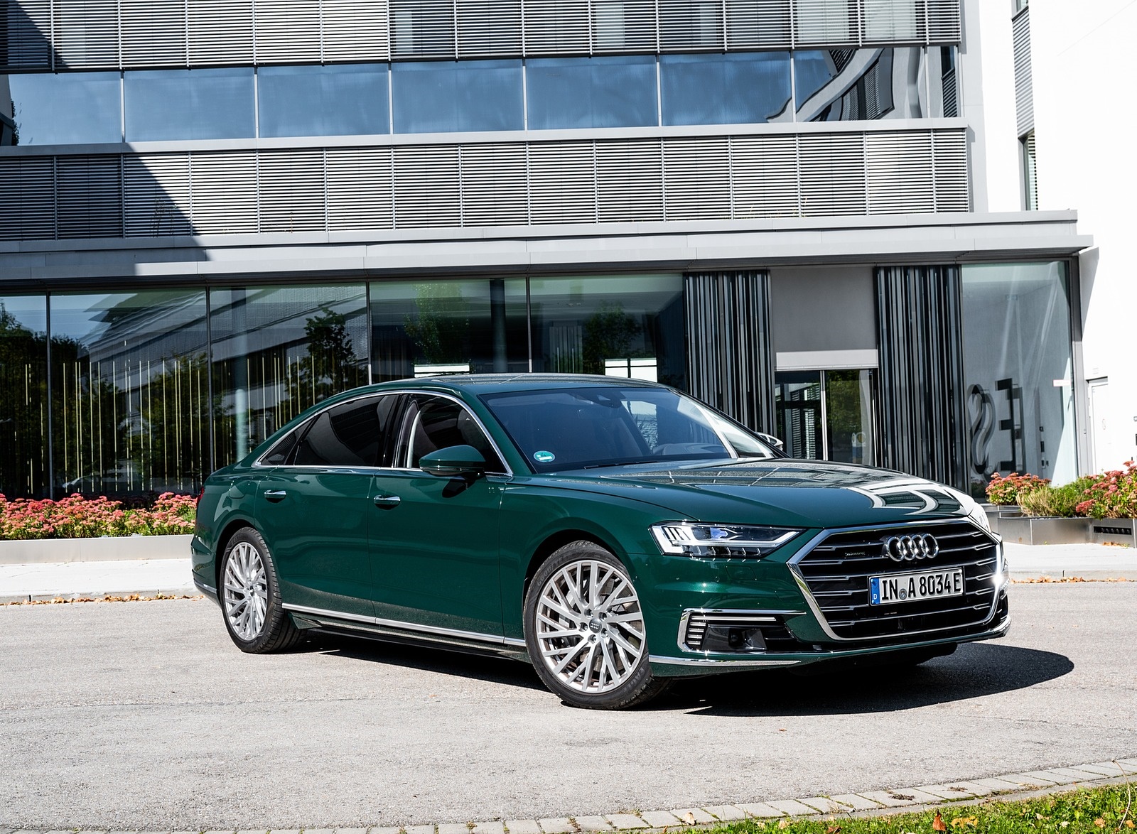 2020 Audi A8 L 60 TFSI e quattro Plug-In Hybrid (Color: Goodwood Green) Front Three-Quarter Wallpapers #28 of 49