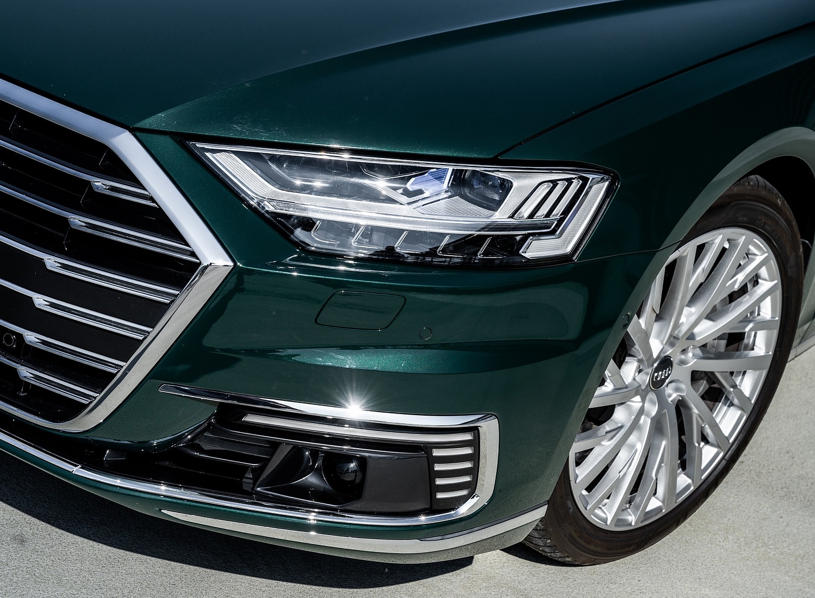 2020 Audi A8 L 60 TFSI e quattro Plug-In Hybrid (Color: Goodwood Green) Headlight Wallpapers #34 of 49