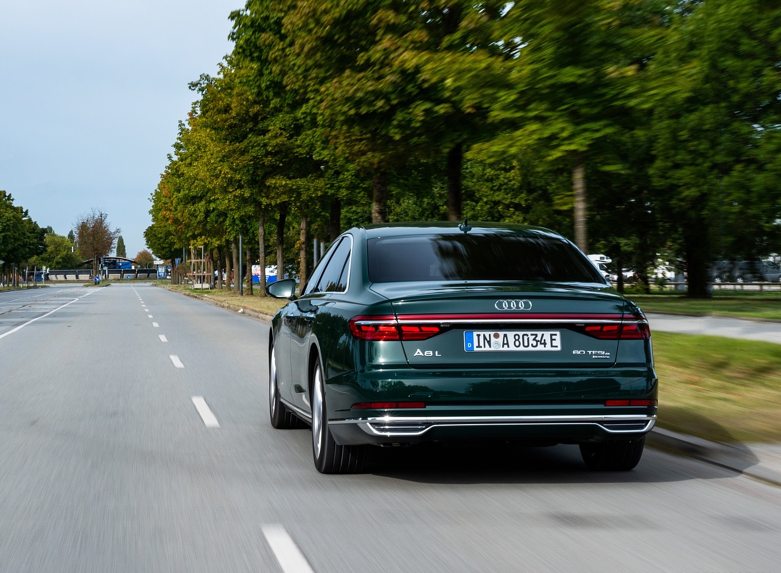 2020 Audi A8 L 60 TFSI e quattro Plug-In Hybrid (Color: Goodwood Green) Rear Wallpapers #16 of 49