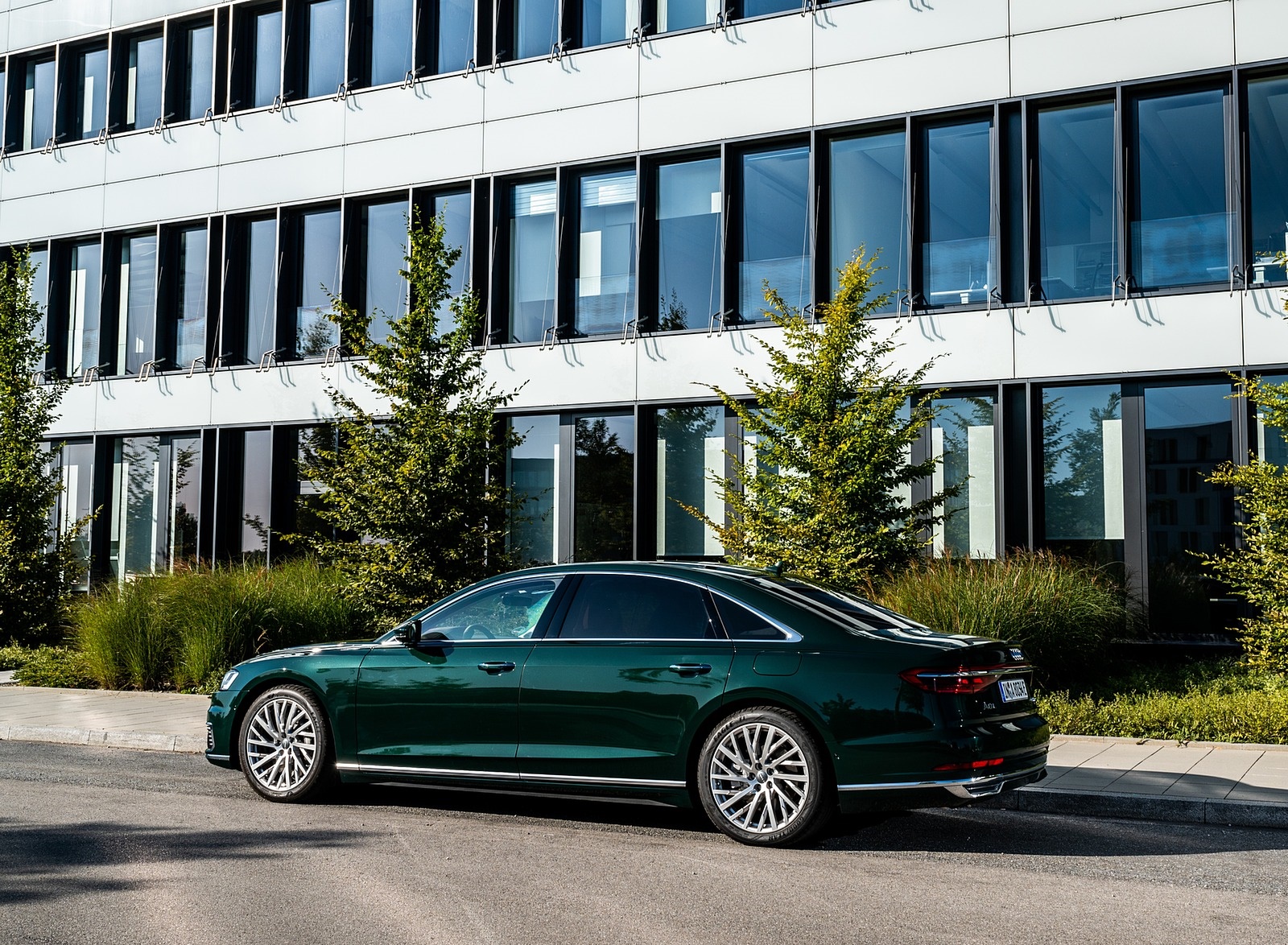 2020 Audi A8 L 60 TFSI e quattro Plug-In Hybrid (Color: Goodwood Green) Side Wallpapers #31 of 49