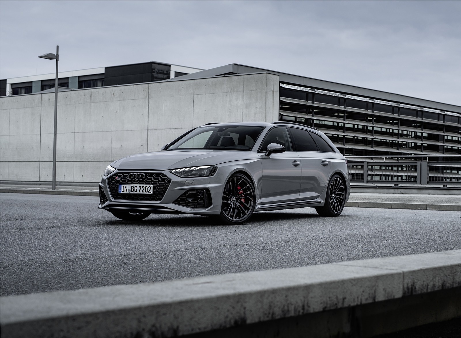 2020 Audi RS 4 Avant (Color: Nardo Gray) Front Three-Quarter Wallpapers #20 of 98