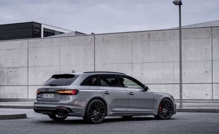 2020 Audi RS 4 Avant (Color: Nardo Gray) Rear Three-Quarter Wallpapers 450x275 (24)