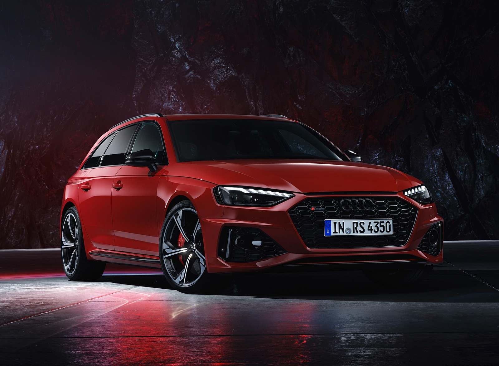 2020 Audi RS 4 Avant (Color: Tango Red) Front Wallpapers #70 of 98
