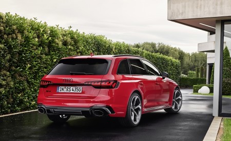 2020 Audi RS 4 Avant (Color: Tango Red) Rear Three-Quarter Wallpapers 450x275 (65)