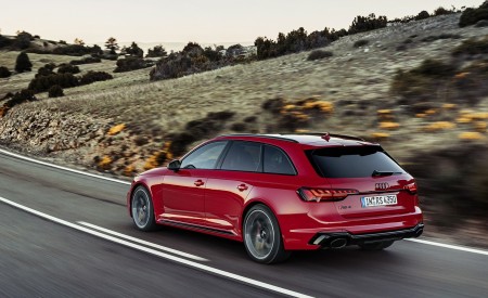 2020 Audi RS 4 Avant (Color: Tango Red) Rear Three-Quarter Wallpapers 450x275 (45)