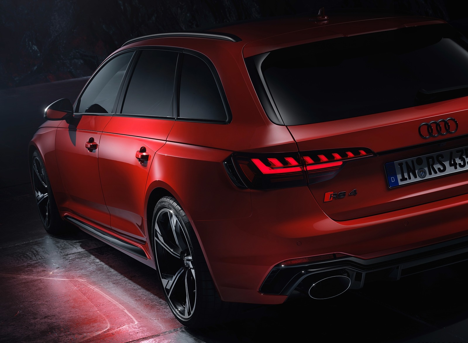 2020 Audi RS 4 Avant (Color: Tango Red) Tail Light Wallpapers #76 of 98