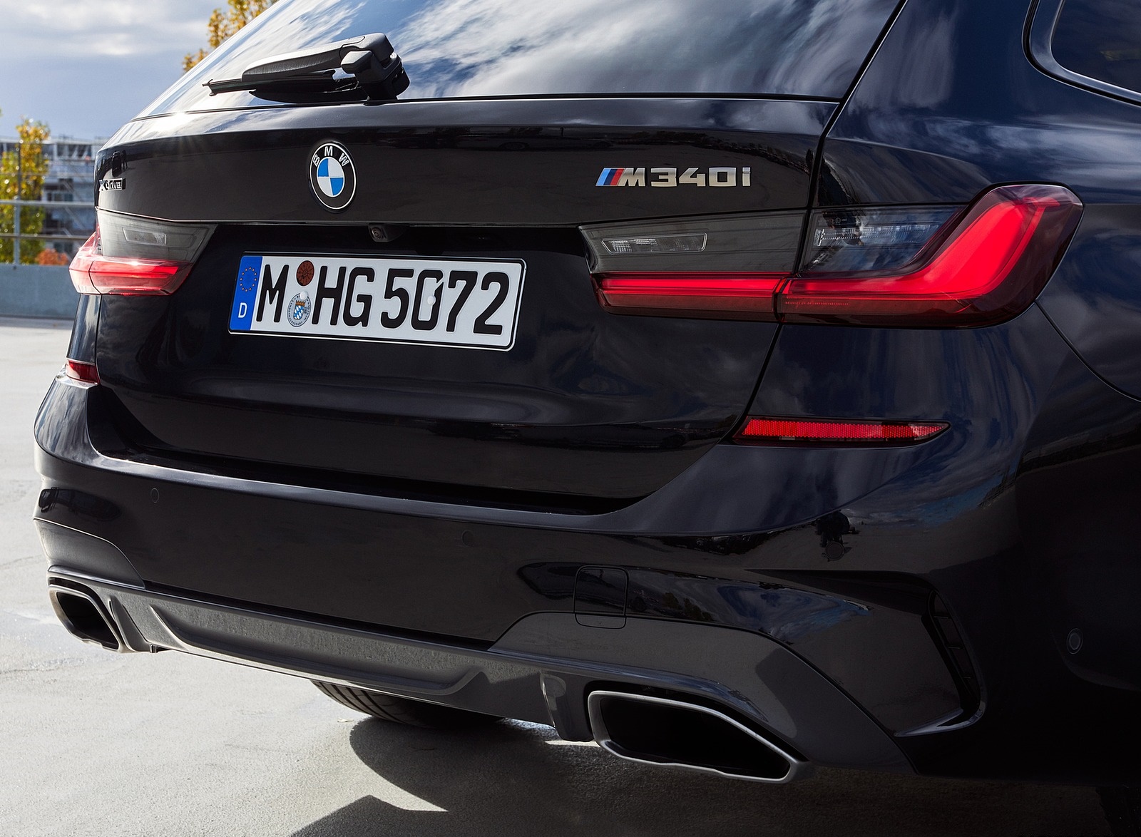 2020 BMW M340i xDrive Touring (Color: Black Sapphire Metallic) Detail Wallpapers #43 of 50