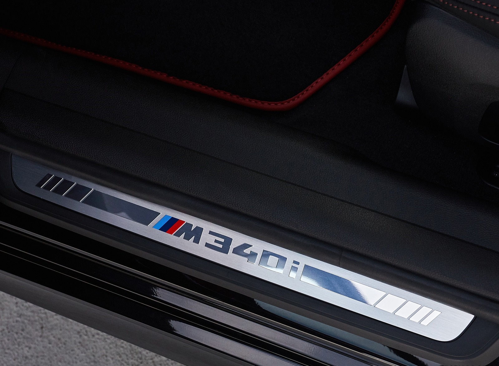 2020 BMW M340i xDrive Touring (Color: Black Sapphire Metallic) Door Sill Wallpapers #46 of 50