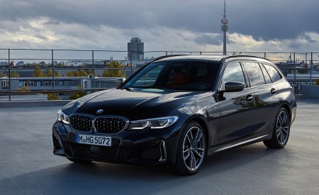 2020 BMW M340i xDrive Touring (Color: Black Sapphire Metallic) Front Three-Quarter Wallpapers 450x275 (29)