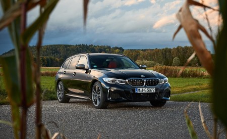 2020 BMW M340i xDrive Touring (Color: Black Sapphire Metallic) Front Three-Quarter Wallpapers 450x275 (18)