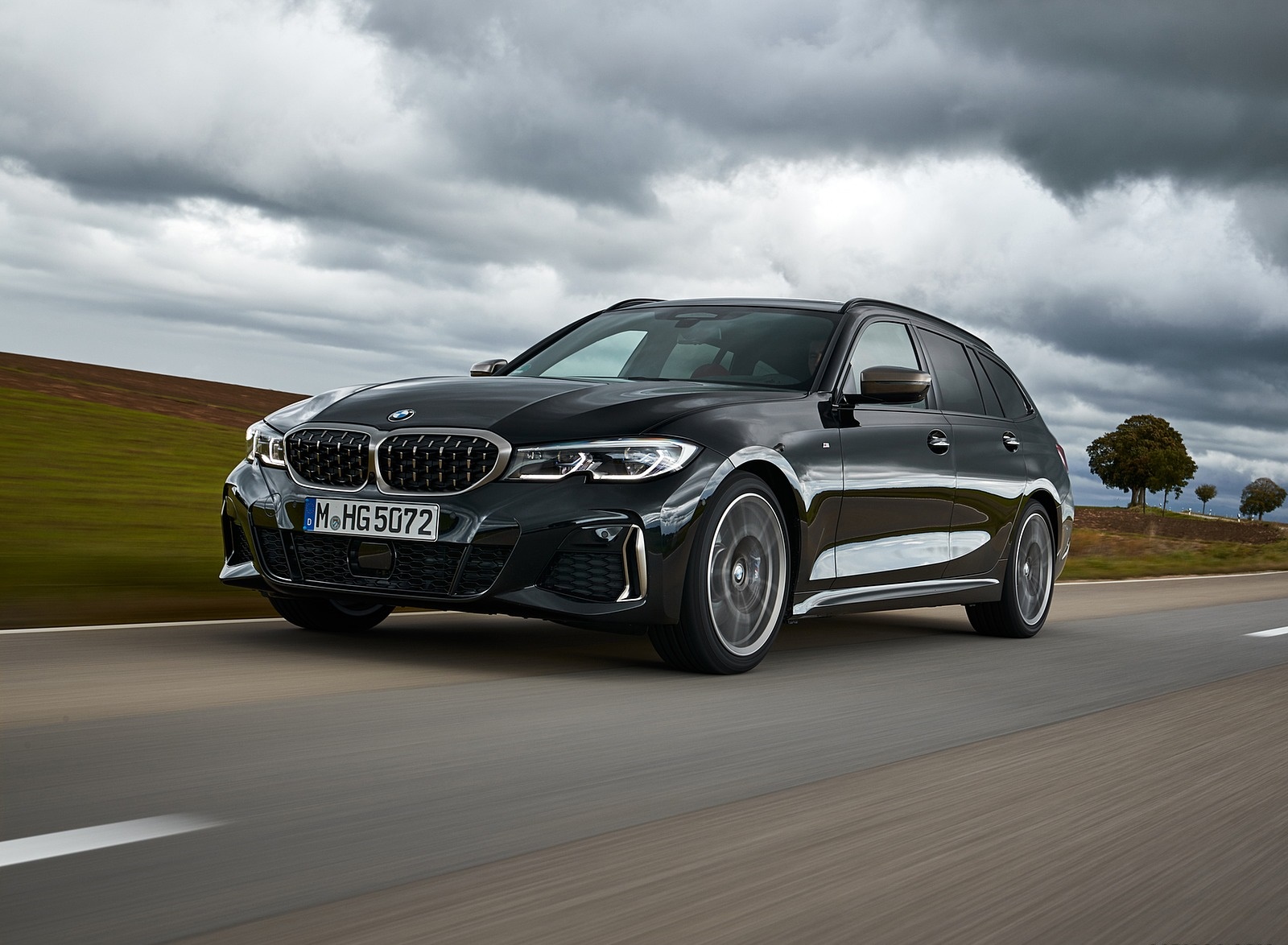 2020 BMW M340i xDrive Touring (Color: Black Sapphire Metallic) Front Three-Quarter Wallpapers #19 of 50