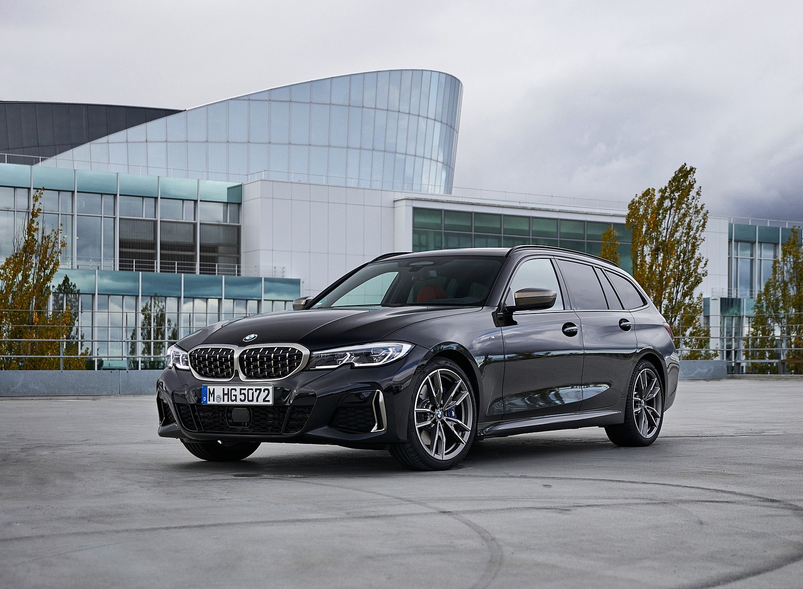 2020 BMW M340i xDrive Touring (Color: Black Sapphire Metallic) Front Three-Quarter Wallpapers #31 of 50