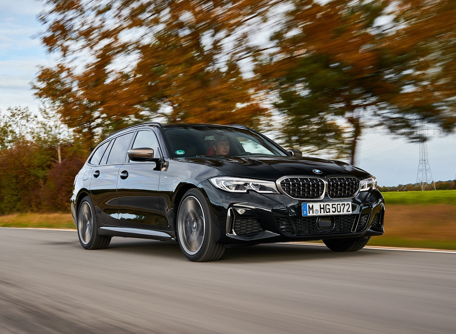 2020 BMW M340i xDrive Touring (Color: Black Sapphire Metallic) Front Three-Quarter Wallpapers (2)