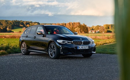 2020 BMW M340i xDrive Touring (Color: Black Sapphire Metallic) Front Three-Quarter Wallpapers 450x275 (32)