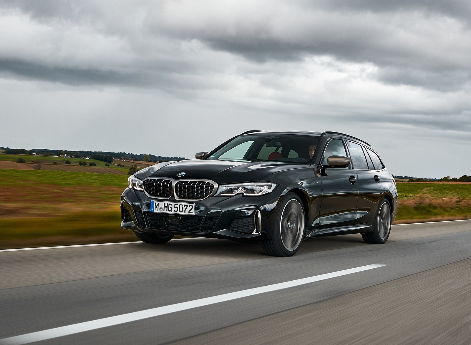 2020 BMW M340i xDrive Touring (Color: Black Sapphire Metallic) Front Three-Quarter Wallpapers #21 of 50