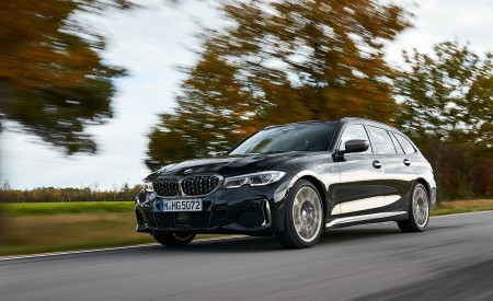 2020 BMW M340i xDrive Touring (Color: Black Sapphire Metallic) Front Three-Quarter Wallpapers 450x275 (3)