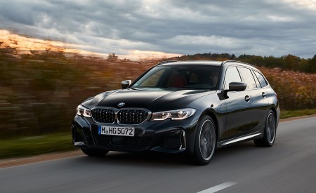 2020 BMW M340i xDrive Touring (Color: Black Sapphire Metallic) Front Three-Quarter Wallpapers 450x275 (4)