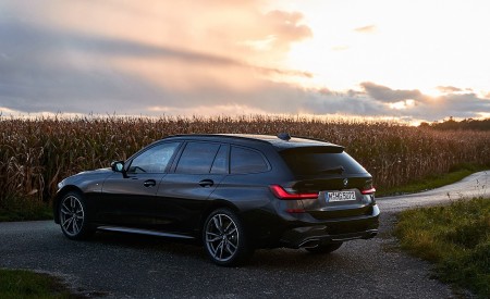 2020 BMW M340i xDrive Touring (Color: Black Sapphire Metallic) Rear Three-Quarter Wallpapers 450x275 (38)