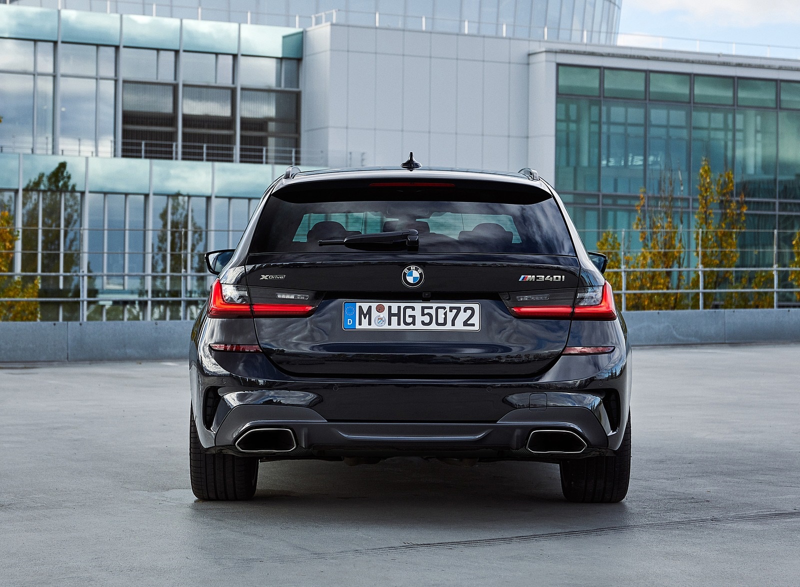 2020 BMW M340i xDrive Touring (Color: Black Sapphire Metallic) Rear Wallpapers #40 of 50