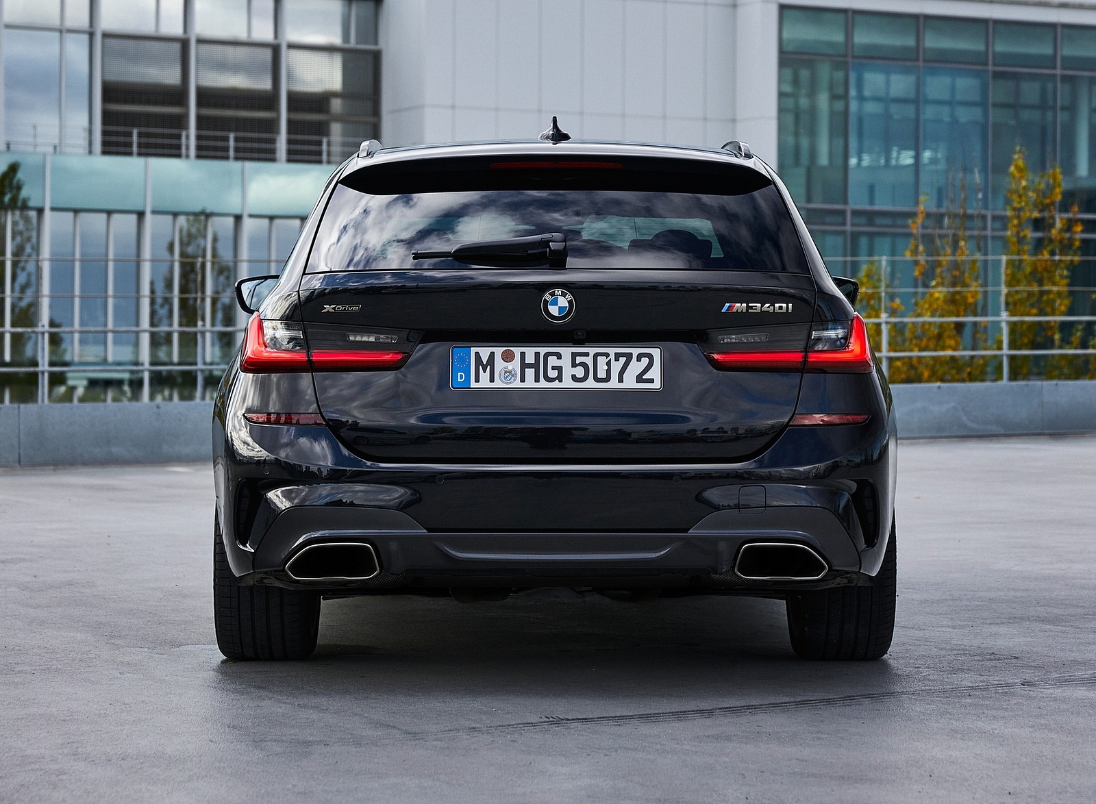 2020 BMW M340i xDrive Touring (Color: Black Sapphire Metallic) Rear Wallpapers #41 of 50