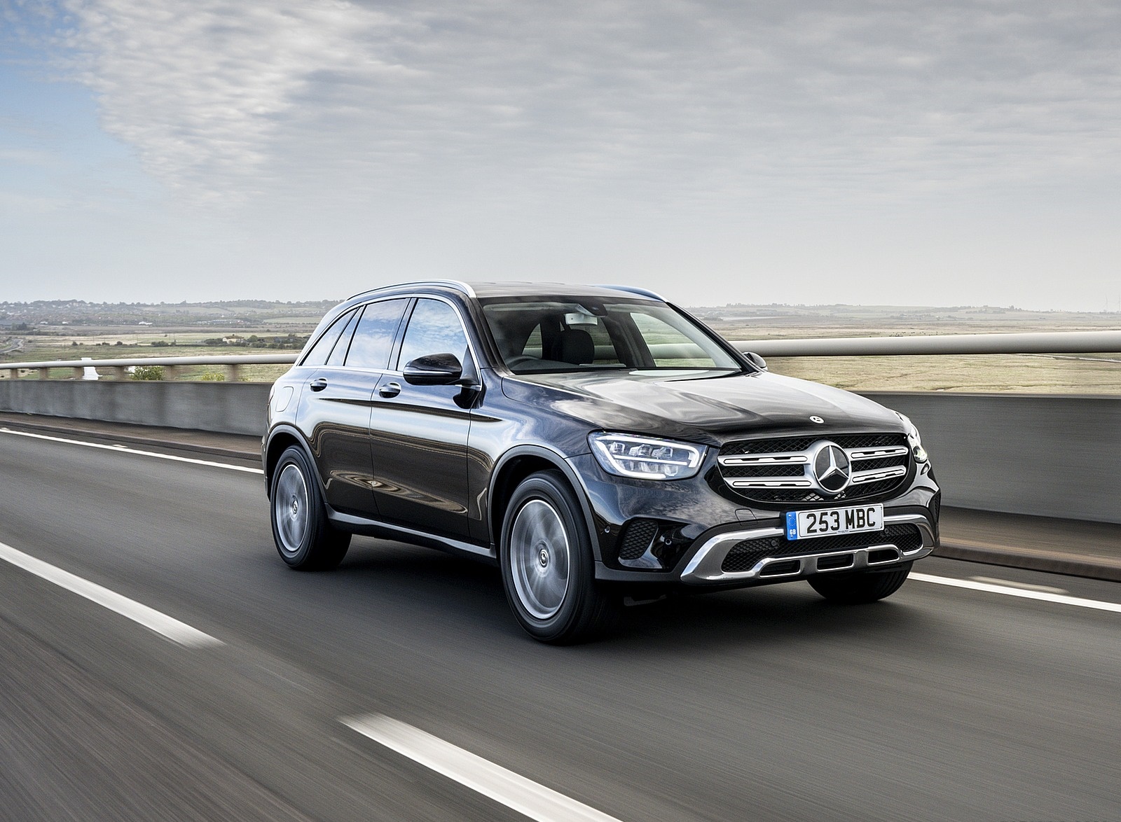 2020 Mercedes-Benz GLC 220d (UK-Spec) Front Three-Quarter Wallpapers (1). Download Wallpaper