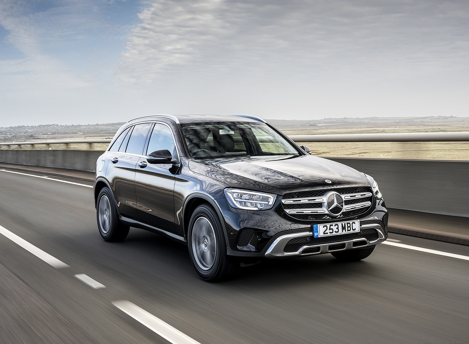 2020 Mercedes-Benz GLC 220d (UK-Spec) Front Three-Quarter Wallpapers (2)