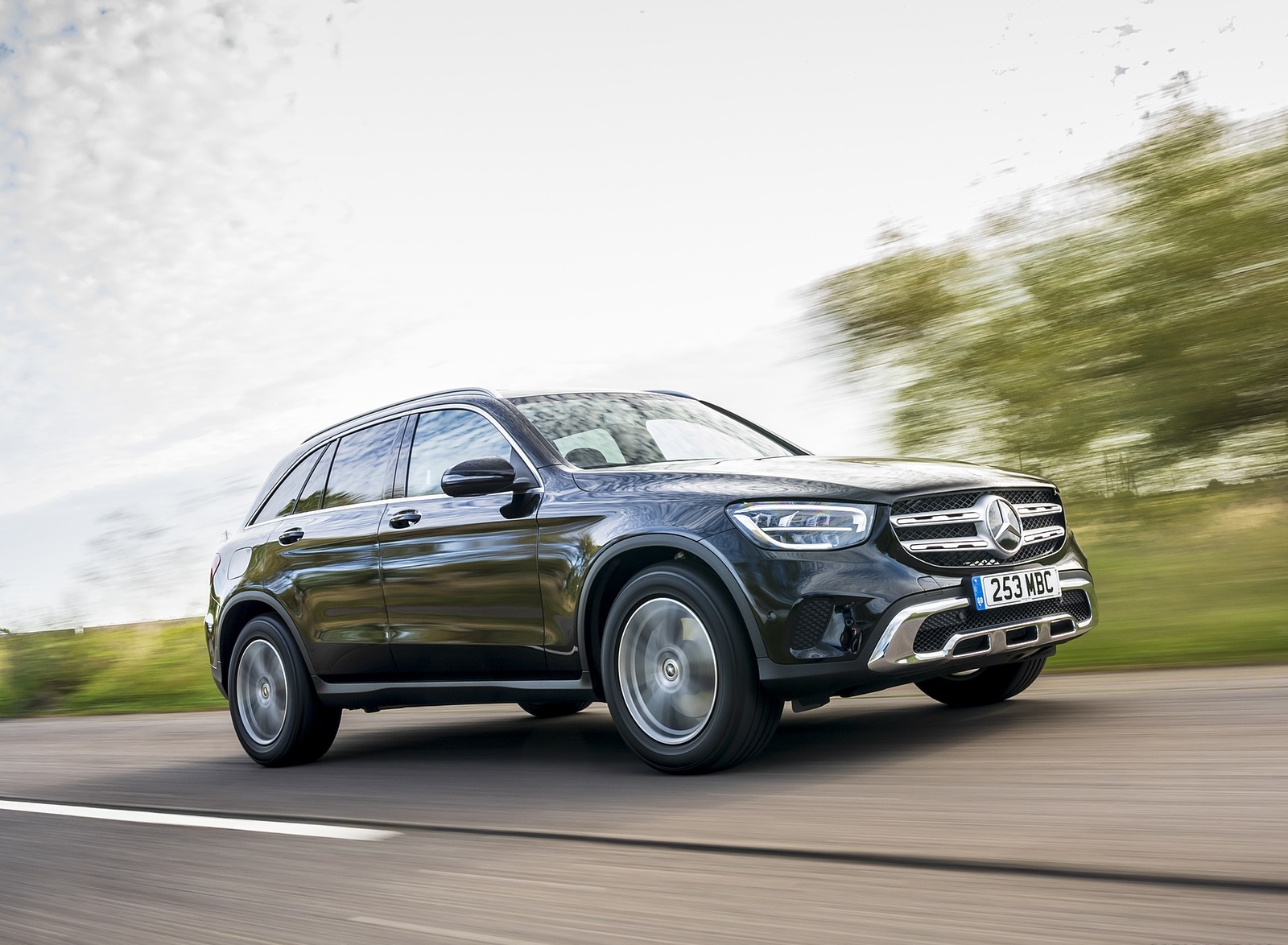 2020 Mercedes-Benz GLC 220d (UK-Spec) Front Three-Quarter Wallpapers (3)