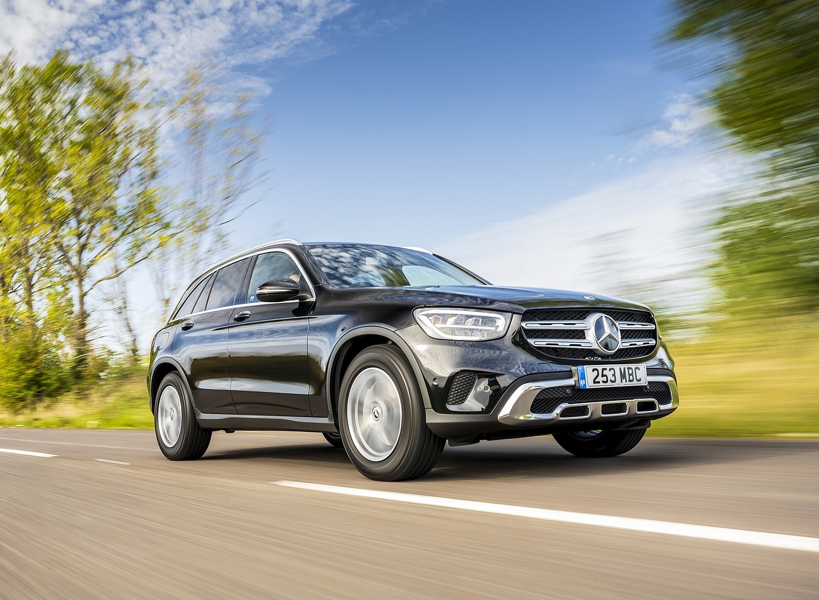 2020 Mercedes-Benz GLC 220d (UK-Spec) Front Three-Quarter Wallpapers (4)