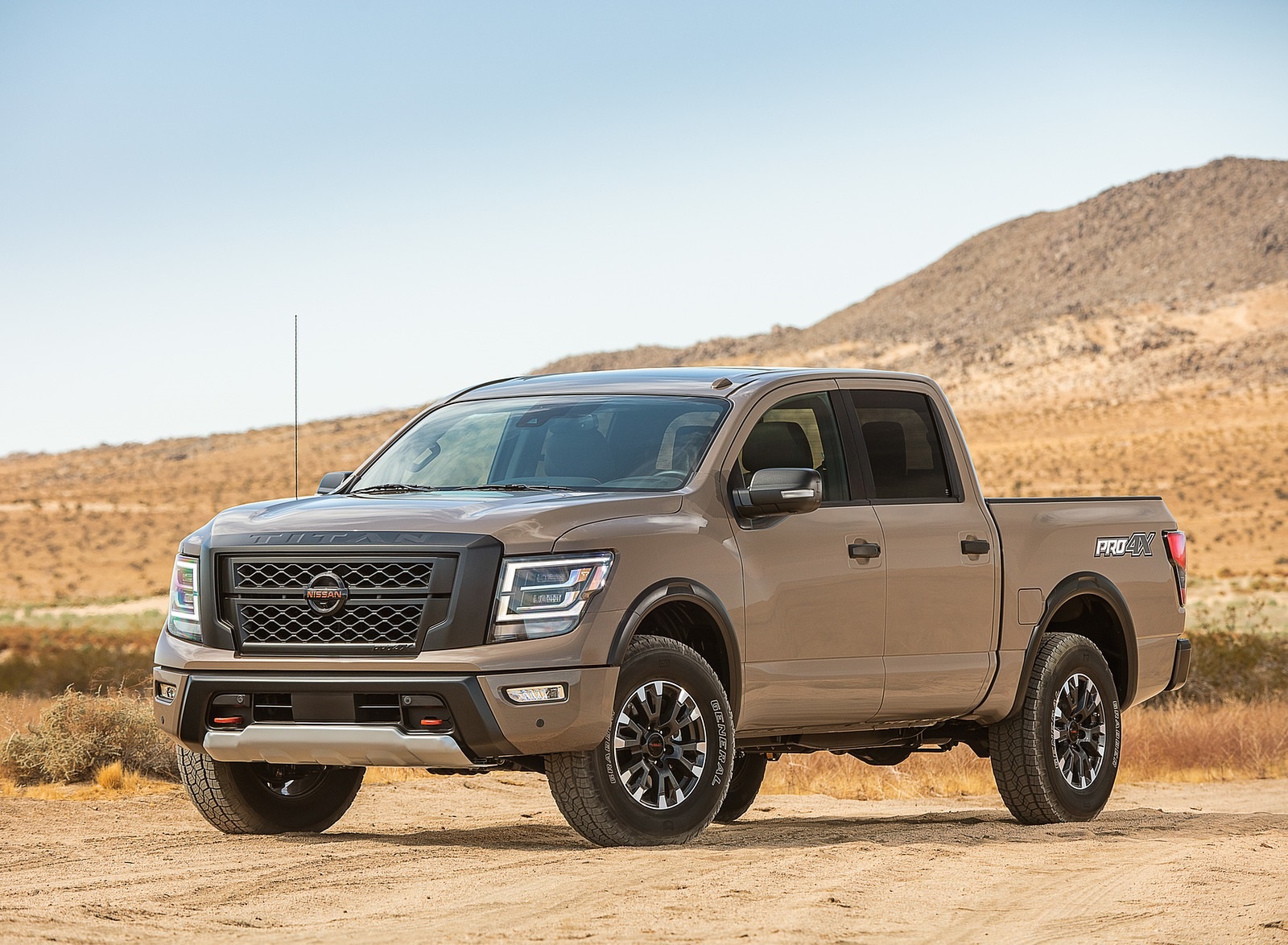 2020 Nissan TITAN PRO 4X Front Three-Quarter Wallpapers (1)