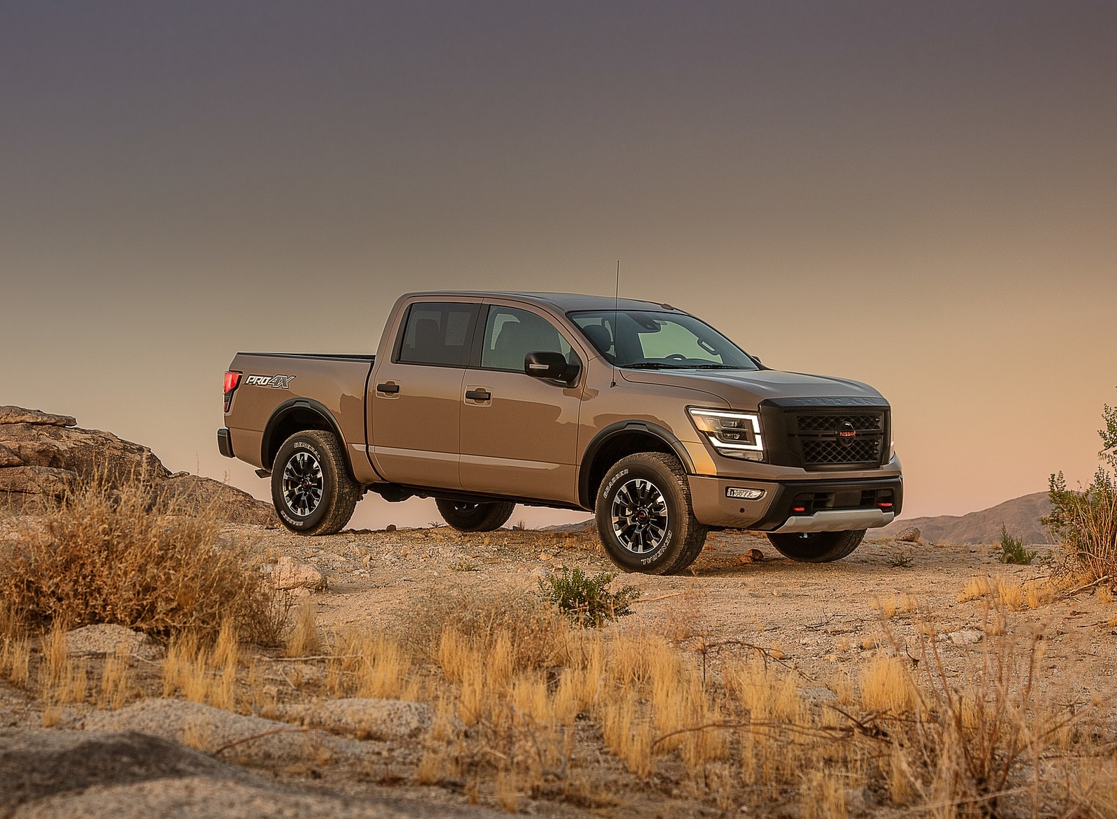 2020 Nissan TITAN PRO 4X Front Three-Quarter Wallpapers #8 of 34