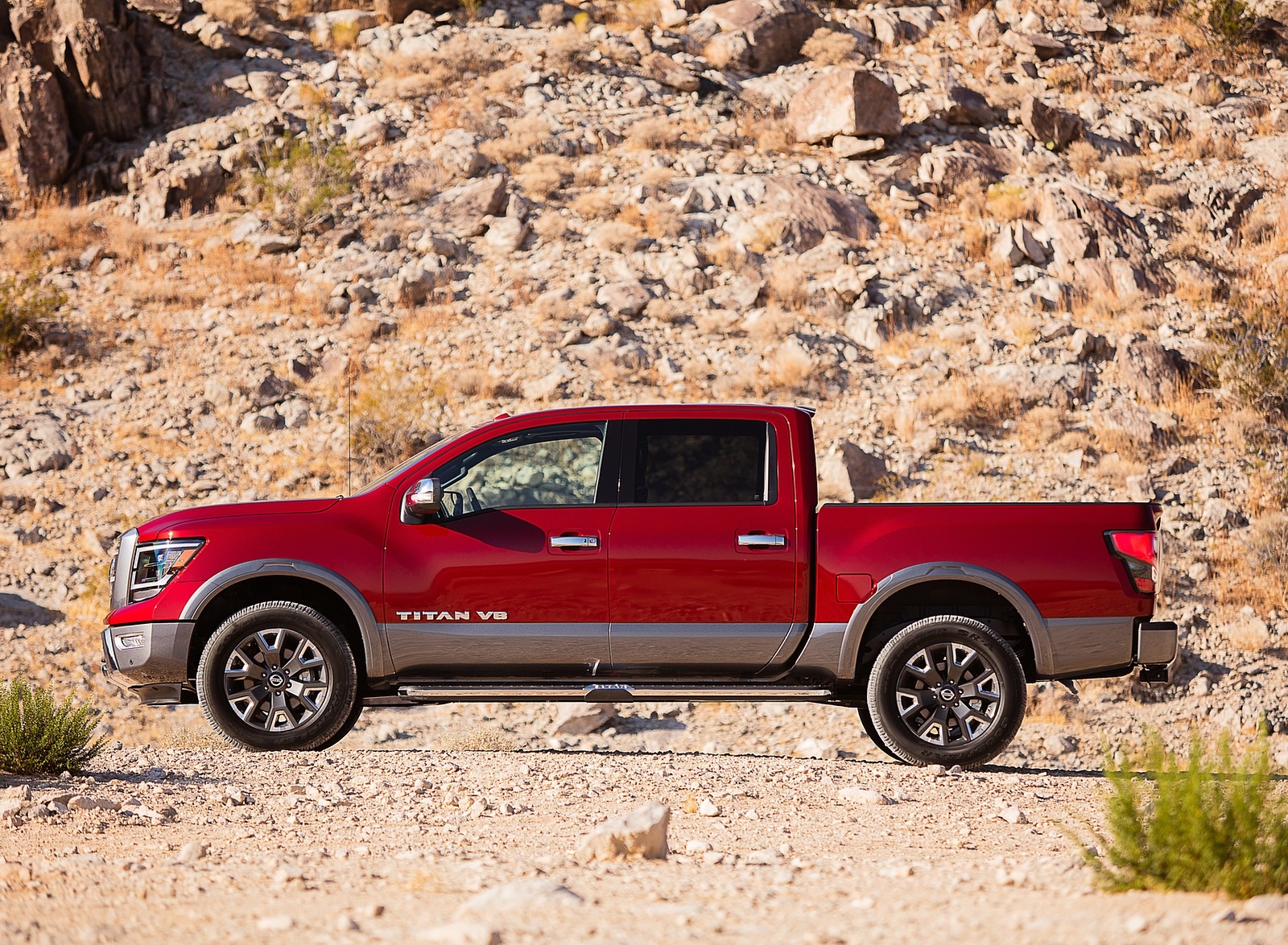 2020 Nissan TITAN Platinum Reserve Side Wallpapers (6)