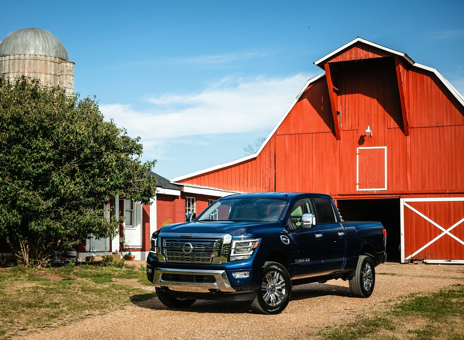 2020 Nissan TITAN XD SL Front Three-Quarter Wallpapers #4 of 25