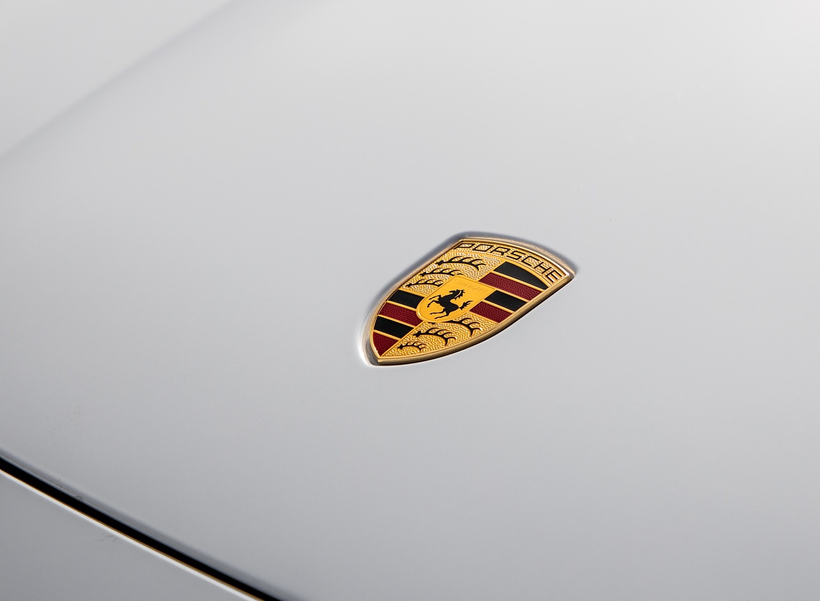 2020 Porsche Taycan 4S (Color: Carrara White Metallic) Badge Wallpapers #168 of 194