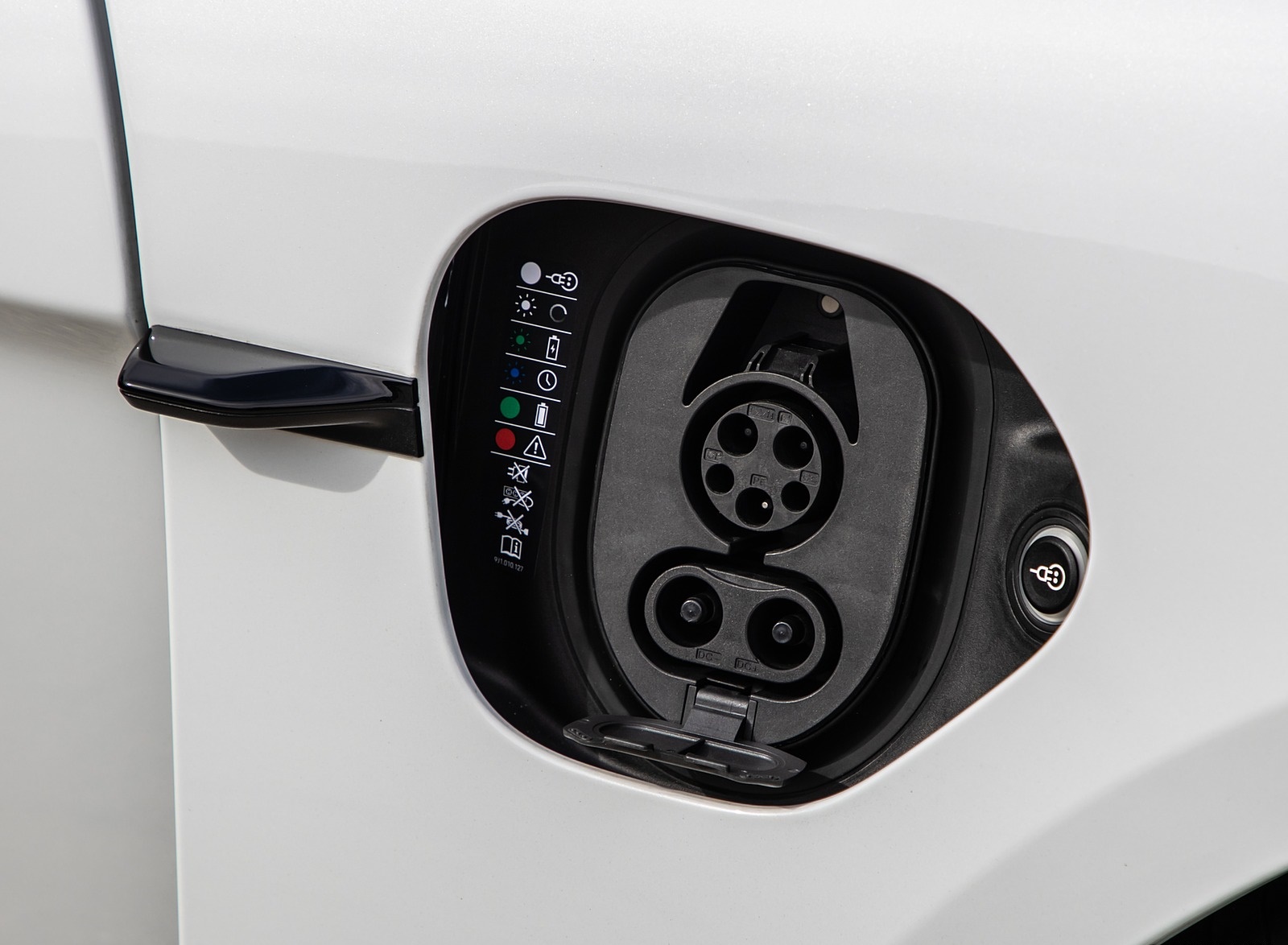 2020 Porsche Taycan 4S (Color: Carrara White Metallic) Charging Port Wallpapers #164 of 194